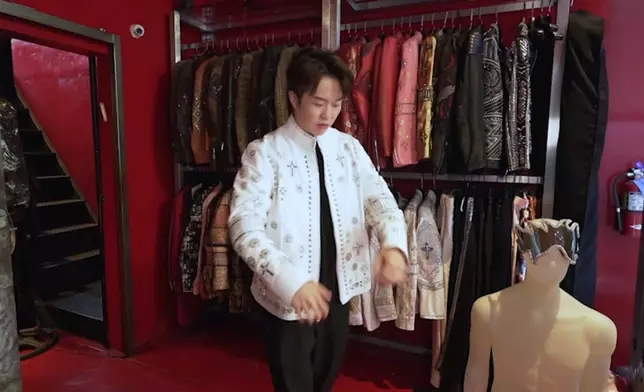 鄭衍峰變身草蜢又唱又跳。