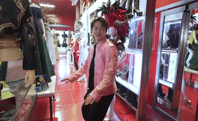 鄭衍峰變身草蜢又唱又跳。