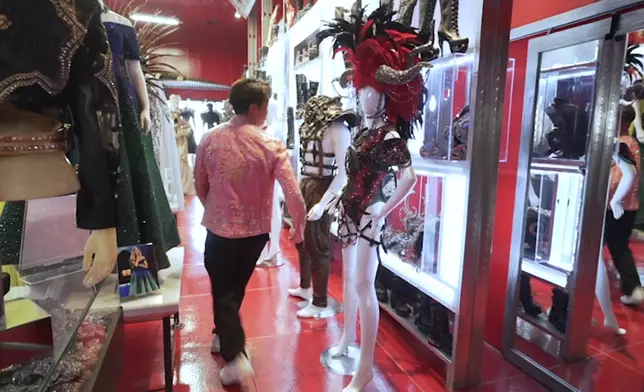 鄭衍峰變身草蜢又唱又跳。