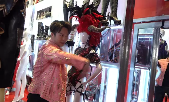 鄭衍峰變身草蜢又唱又跳。