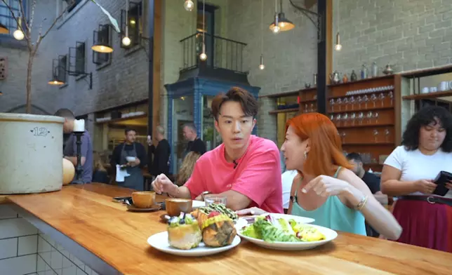 二人龍蝦奄列做早餐。