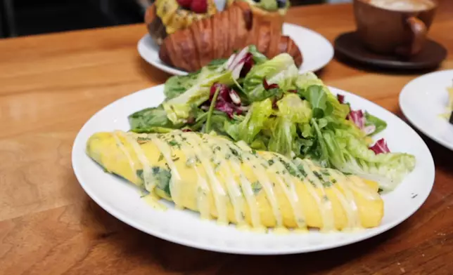 二人龍蝦奄列做早餐。