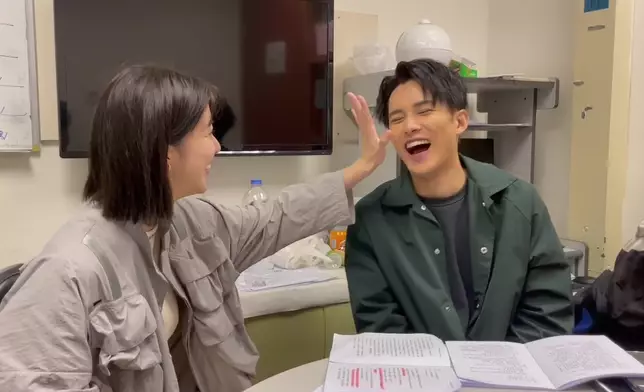 咪睇佢哋正式演出時咁有張力，其實佢哋私下綵排時好歡欣，仲睇得出佢哋感情好好，廣沛對住曉華，明顯係好開心同冇晒符。