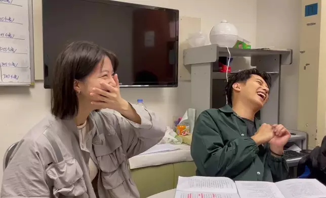 咪睇佢哋正式演出時咁有張力，其實佢哋私下綵排時好歡欣，仲睇得出佢哋感情好好，廣沛對住曉華，明顯係好開心同冇晒符。