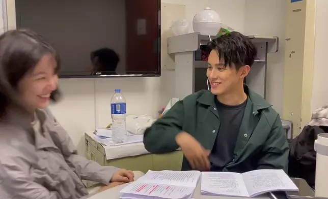 咪睇佢哋正式演出時咁有張力，其實佢哋私下綵排時好歡欣，仲睇得出佢哋感情好好，廣沛對住曉華，明顯係好開心同冇晒符。