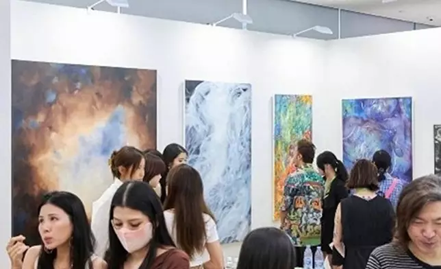 購物與生活村將呈獻由 Seefood Room 策劃的首個限定「馬術藝術」展覽，匯聚十位香港藝術家，透過不同藝術媒介與創作形式展現多元視野。