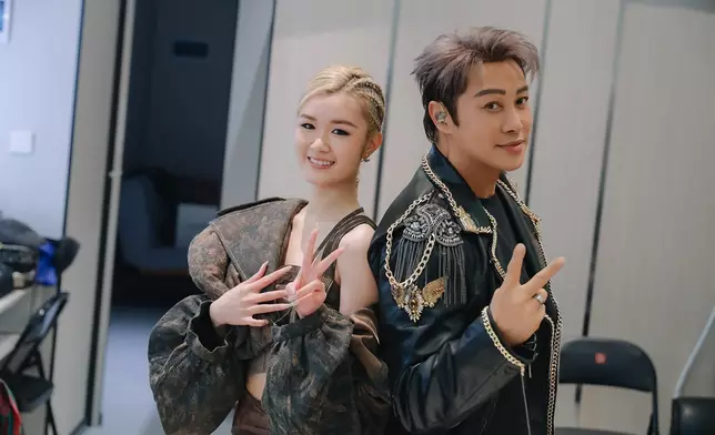 布子先獨自獻唱《風的形狀》，之後更與阿譚攜手演繹《春夏秋冬》