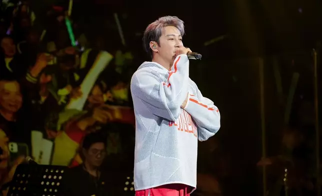 自彈自唱包括深情雋永的《你是如此難以忘記》、《風繼續吹》