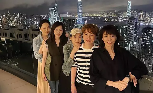 間中會與鄭裕玲、顧紀筠等圈中好友聚會