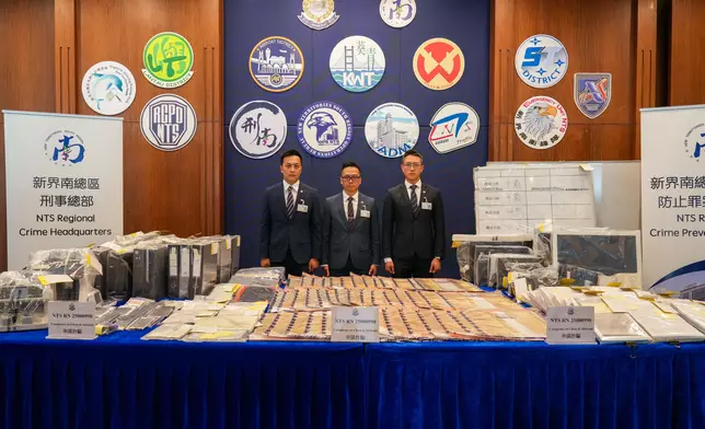 警方新界南總區高級警司（刑事）姚永勤（中）、新界南總區反詐騙組第三隊總督察林俊康（右）及新界南總區防止罪案辦公室總督察曹世樑（左）向展示證物。