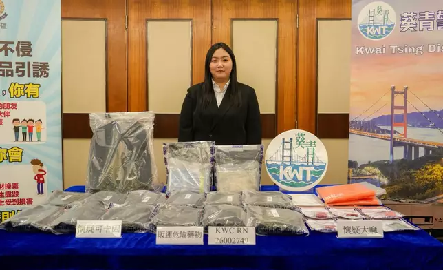 警方葵青警區特別職務隊督察黎可淇展示證物。