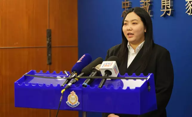 警方葵青警區特別職務隊督察黎可淇向傳媒簡報案情。