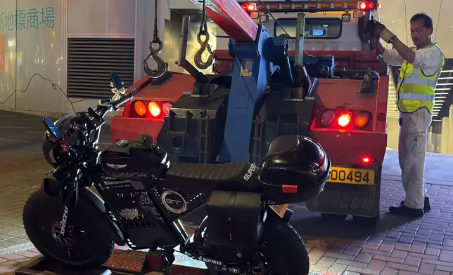 涉案電單車被吊走。警方提供