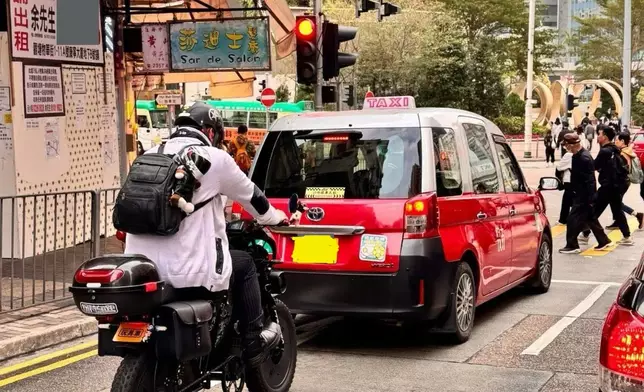 涉案電單車早前在觀塘街頭出沒，被網民拍到放上網。網上圖片