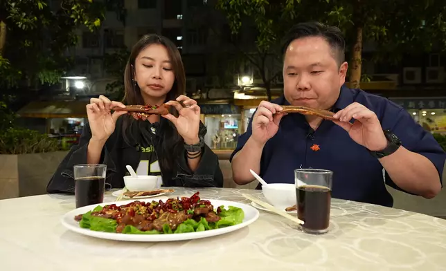 蕭博士、Honey「落手」食手抓骨。