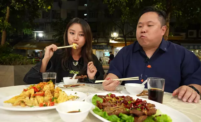 蕭博士竟然數住Honey足足吃了9件椒鹽鮮魷。