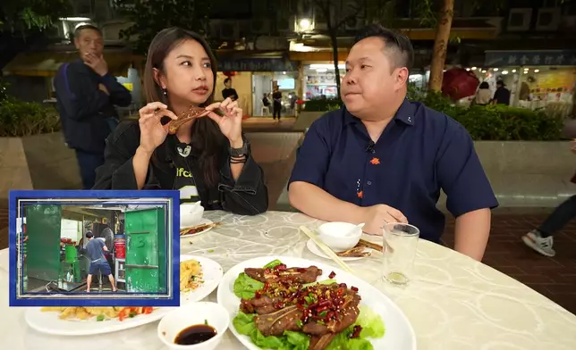 一邊食小炒王，一邊講牌檔綠色外貌的由來。