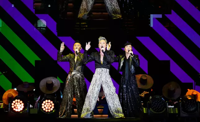 香港跳唱天團草蜢日前於廣州完成歷時4年的「RE: GRASSHOPPER巡迴演唱會」終極尾場，全場氣氛高漲。