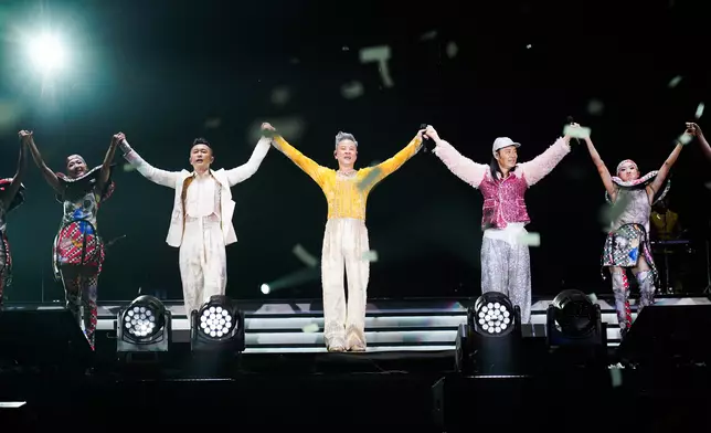 演出期間卻發生小插曲，蔡一智與蔡一傑的咪高峰意外調轉，導致耳機未能接收各自聲線。兩人憑藉多年默契，迅速以眼神交流及一個華麗轉身巧妙交換咪高峰，過程流暢自然，順利化解危機。