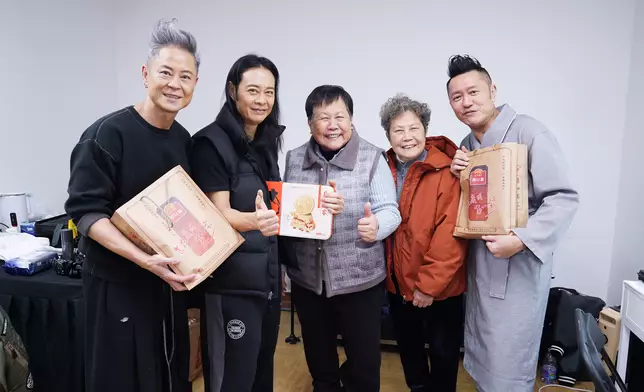 已故前輩羅文兩位家姐前來捧場。