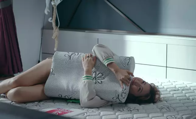 游游滾個床單都成為熱話，留意番佢連頭髮都飛揚過人，成場戲真係好有活力同夠晒開心架！