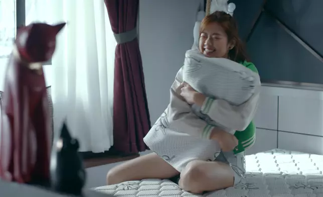 游游滾個床單都成為熱話，留意番佢連頭髮都飛揚過人，成場戲真係好有活力同夠晒開心架！