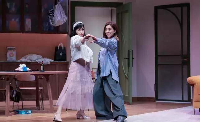 黃智雯（Mandy）與楊詩敏（蝦頭）飾演性格迥異的閨蜜，火星撞地球式同居生活笑彈連發，觀眾笑足兩小時。