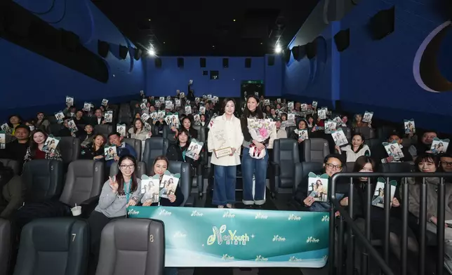 日本「NeoYouth美康萊」創辦人陳嘉莉（左）包場逾150人一齊捧滕麗名演出。