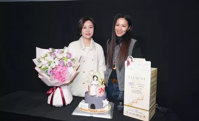 日本「NeoYouth美康萊」創辦人陳嘉莉（左）送上精心打造蛋糕給代言人阿滕，使她非常開心。