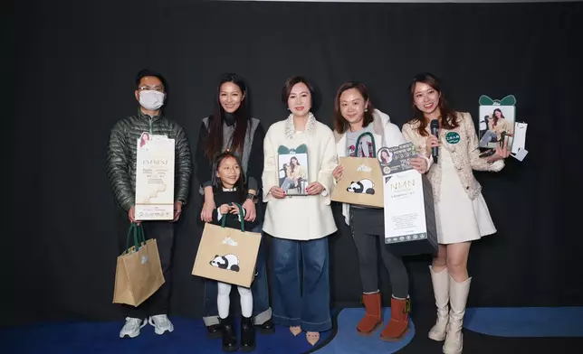 阿滕現身戲院。一眾VIP觀眾們可以近距離合照，見證她真的是逆齡女王。