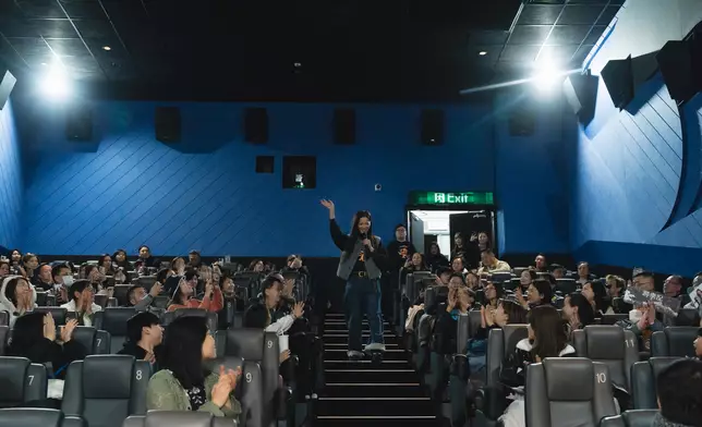 觀眾大唱生日歌為滕麗名慶生。