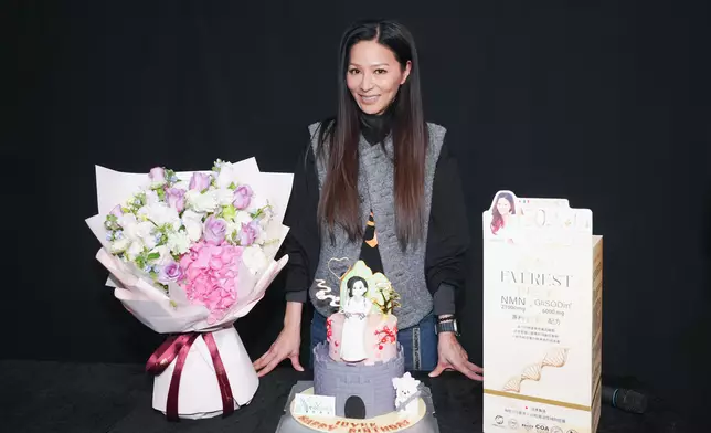 滕麗名最開心生日有人送生日蛋糕 ，代表大家的愛。