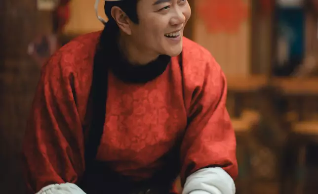 沈建設（馮嘉怡飾）