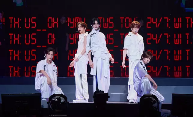 TWS穿上全白運動套裝登場。iMe提供圖片