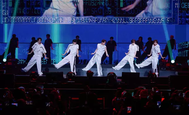 TWS穿上全白運動套裝登場。iMe提供圖片