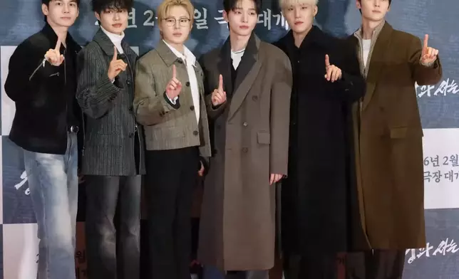 久違擺出Wanna One的招牌1字手勢。影片截圖