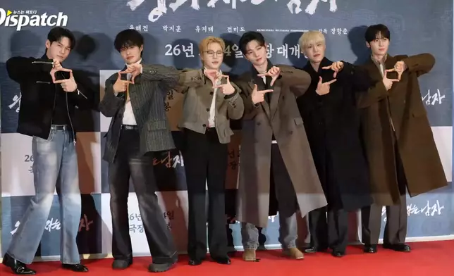 應要求擺出朴志訓的招牌「儲存」手勢。影片截圖