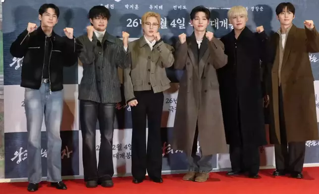 6位Wanna One成員現身朴志訓新電影《與王生活的男人》VIP試映會。影片截圖