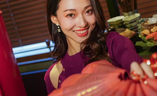 Zoie三歲半開始學琴，每天練習時間很長，新年成了難得的休息時間。