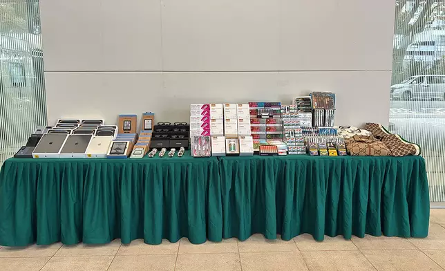 香港海關於一月二十一日偵破一宗涉嫌利用內河船走私的案件，並檢獲大批懷疑走私貨物，估計市值共約五千六百萬元。政府新聞處圖片