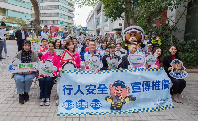 警務處交通總部與藝人推廣道路安全。