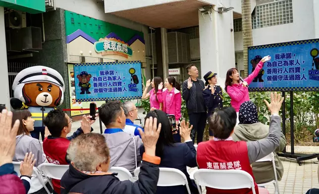 一眾藝人向市民灌輸安全過路的資訊。