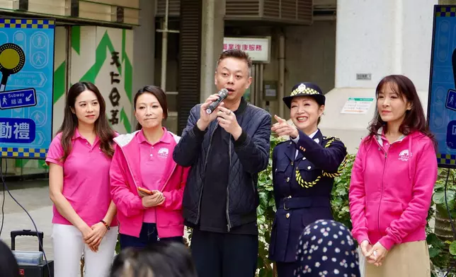 一眾藝人向市民灌輸安全過路的資訊。