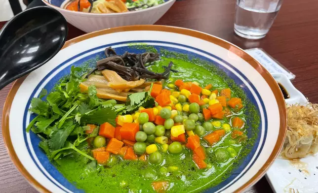 有網民將挑戰升級，加埋芫荽，笑指「味道的確好自由奔放」。threads 圖片