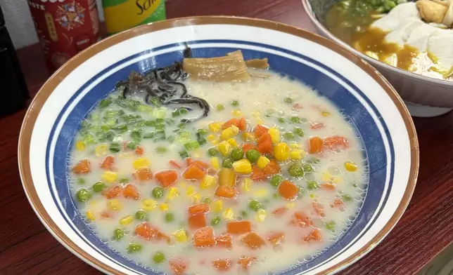 大量網民及網紅被這碗特色拉麵深深吸引，決定親臨挑戰。threads 圖片