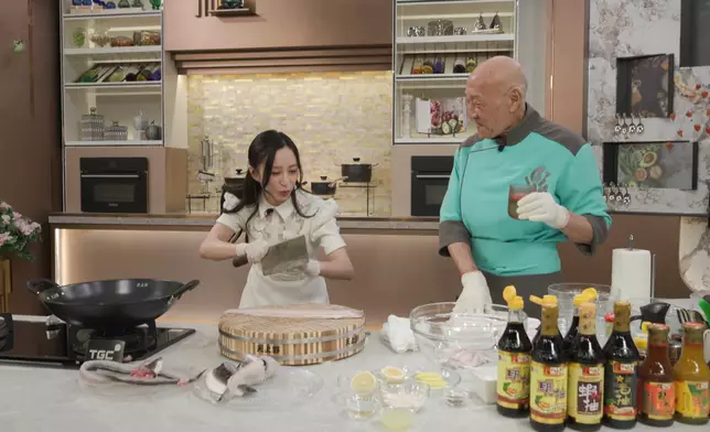 嘉欣即場拜師好醒目。