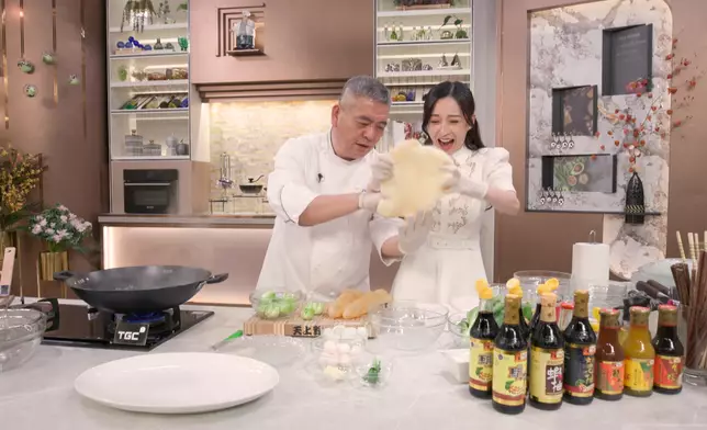 嘉欣見到大過塊面嘅花膠時，開心到童心大爆發。