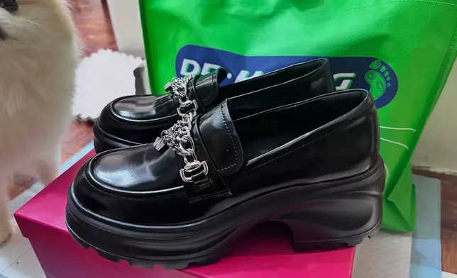 旗下一款黑色厚底皮鞋竟在網上爆紅，日前推出$599買一送一優惠，引網友瘋搶。threads 圖片