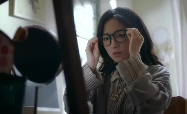 羅毓儀黑色粗框眼鏡之謎解開咗喇！