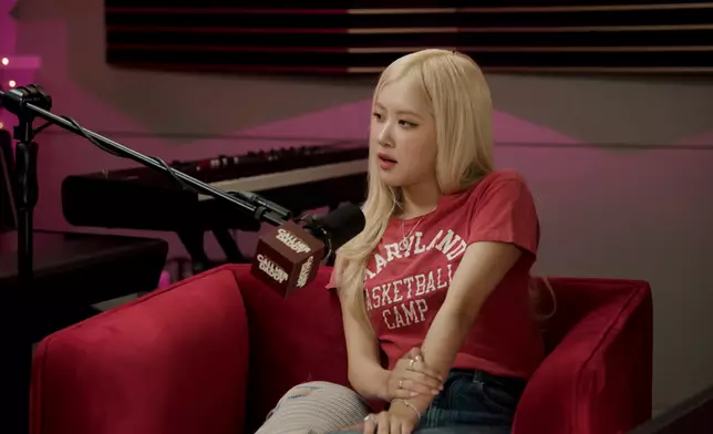 Rosé曾為戀愛打扮成一個老婆婆。影片截圖